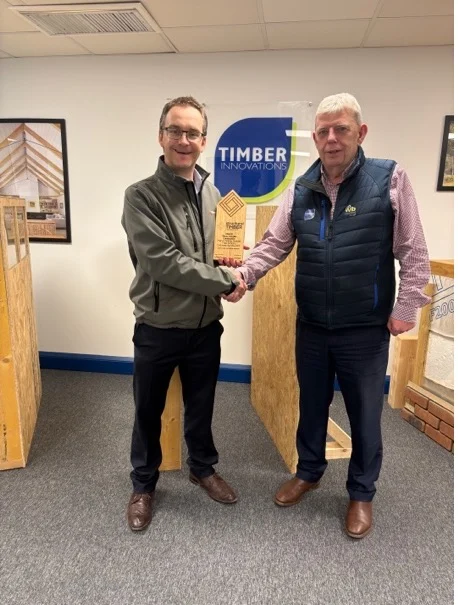 We were pleased to recently present a replica Structural Timber Association (STA) Award to Matt Lakin of Tilbury Douglas, recognising the team’s contribution to the Supply Chain Partner of the Year award win 🏆